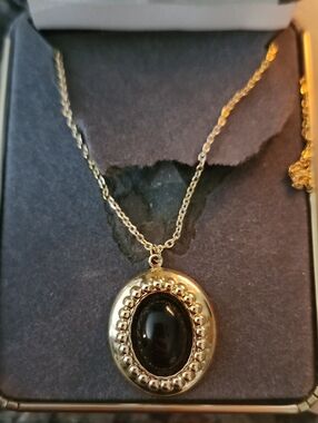 Vtg Sarah Coventry Gold-Tone Oval Pendant Necklace with Black Stone